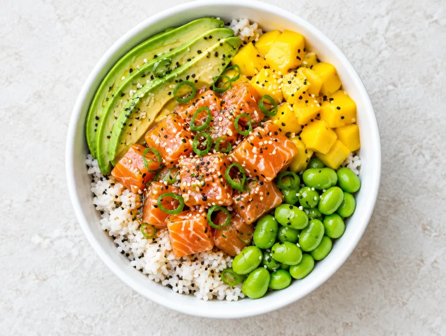 Lazacos poke bowl avokádóval és mangóval